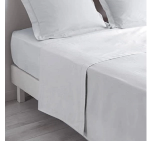 Drap blanc 240x310 cm sur un lit
