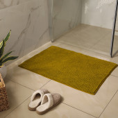 tapis de bain jaune posé sur carrelage salle de bains