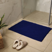 tapis de bain bleu posé sur carrelage salle de bains