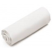 Drap housse blanc lit pour deux personnes roulé sur fond blanc