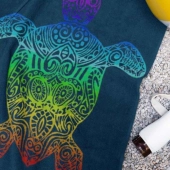 Serviette de plage tortue multicolore sur fond bleu 90x170 cm - 100% coton égyptien, confort optimal et absorption maximale