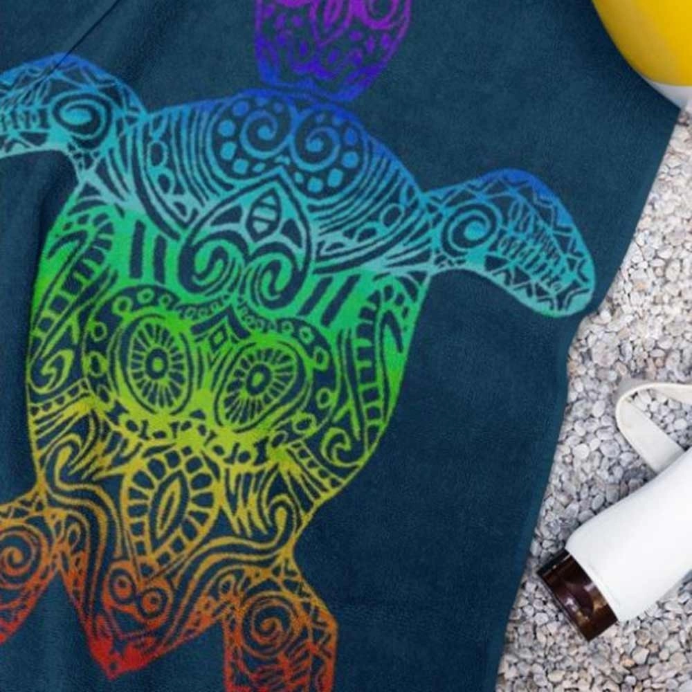 Serviette de plage tortue multicolore sur fond bleu 90x170 cm - 100% coton égyptien, confort optimal et absorption maximale