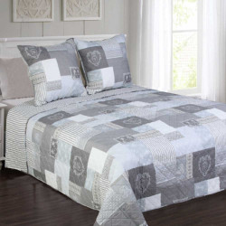 Boutis Courchevel gris 230x250 sur un lit