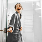 Dame qui porte le peignoir châle coton et bambou anthracite