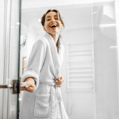 Dame qui porte le peignoir châle coton et bambou blanc
