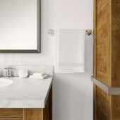 Serviettes bambou blanches mises sur accroche murales