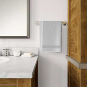 Serviettes bambou gris perle mises sur accroche murales