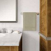 Serviettes bambou taupe mises sur accroche murales