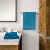 Draps de bain par lot de 5 coton et bambou déposés dans une salle de bain Bleu Canard