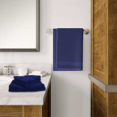 Draps de bain par lot de 5 coton et bambou déposés dans une salle de bain Bleu Monaco