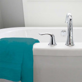 serviette 100% coton 600 grammes/m² posé sur baignoire bleu canard