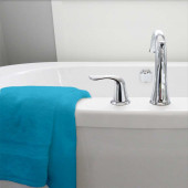 Lot de deux serviettes 100% coton 100x150 cm 600grammes/m² posées sur baignoire bleu canard