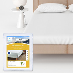 protège matelas 400 grammes avec encart et posé sur le lit