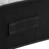 Zoom du côté et des finitions du matelas.