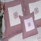 Zoom sur les taies d'oreillers de notre boutis François Lilas.