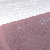 Zoom sur les motifs de notre boutis François Lilas.