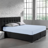 Visuel d'ambiance sur le lit, le drap housse jersey extensible bleu