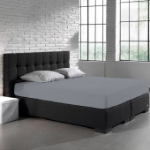 Visuel d'ambiance, le drap housse en jersey extensible gris mis sur tout le lit