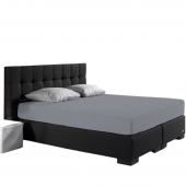 Visuel d'ambiance, le drap housse en jersey extensible gris mis sur tout le lit sur fond blanc