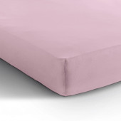 Visuel du drap housse rose en jersey extensible mis sur le coin du lit.
