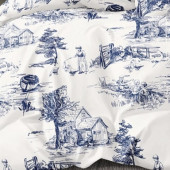 Zoom sur les détails de la  HDC percale blanche aux motifs bleu discret, visuel d'ambiance de la housse de couette réversible