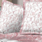 Zoom détails taies d'oreiller parure de drap fleuris rose, avec motif esprit printemps sur fond d'ambiance