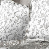 Zoom détails taies d'oreillers  d'ambiance, parure de drap en flanelle fleuri gris pétale 4 pièces, motif florales