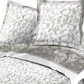 Visuel sur fond blanc, parure de drap en flanelle fleuri gris pétale 4 pièces, motif florales