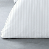 Zoom détails motifs visuel housse de couette percale satin blanc 1 place 140x200 cm vendu avec une taies d'oreillers