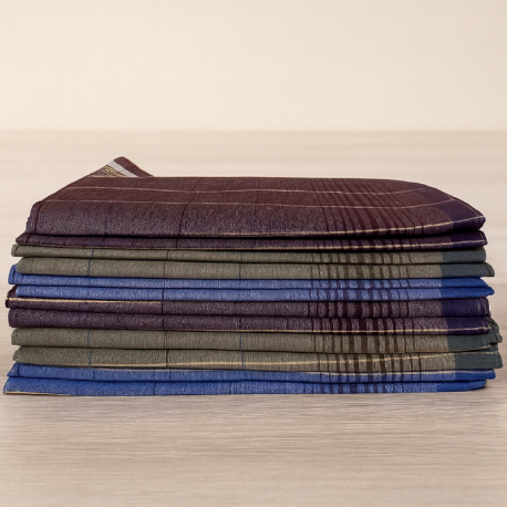 Pile de 12 mouchoirs à carreaux bigarrés sur un fond d'ambiance