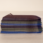 Pile de 12 mouchoirs à carreaux bigarrés sur un fond d'ambiance