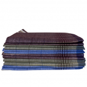 Pile de 12 mouchoirs à carreaux bigarrés sur un fond blanc