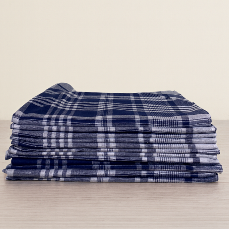 Visuel pile de 12 mouchoirs VICTOR à carreaux sur fond d'ambiance