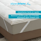 Maintien du surmatelas en plumes grâce à des bandes élastiques