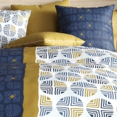 Housse de couette 220x240 cm Sirius 100% coton + 2 taies - Motifs géométriques modernes bleu nuit, ocre et blanc