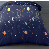 Zoom détails de la housse de couette, motifs univers espace sur fond bleu nuit, détails planete.