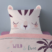 Zoom sur la taie d'oreiller, motif chat blanc sur fond rose, taie d'oreiller 1 place