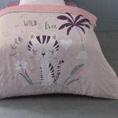 Zoom détails de la housse de couette 140x200cm +1taies, fond rose, motifs chat et esprit jungle.