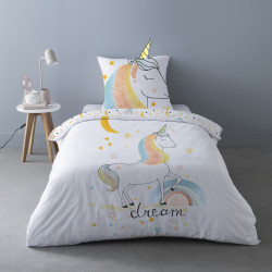 Housse de couette 1 place, magic, fond blanc, motif licorne avec couleurs pastel, hdc 140x200cm sur lit, visuel d'ambiance.