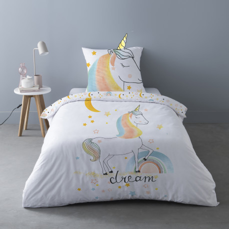 Housse de couette 1 place, magic, fond blanc, motif licorne avec couleurs pastel, hdc 140x200cm sur lit, visuel d'ambiance.