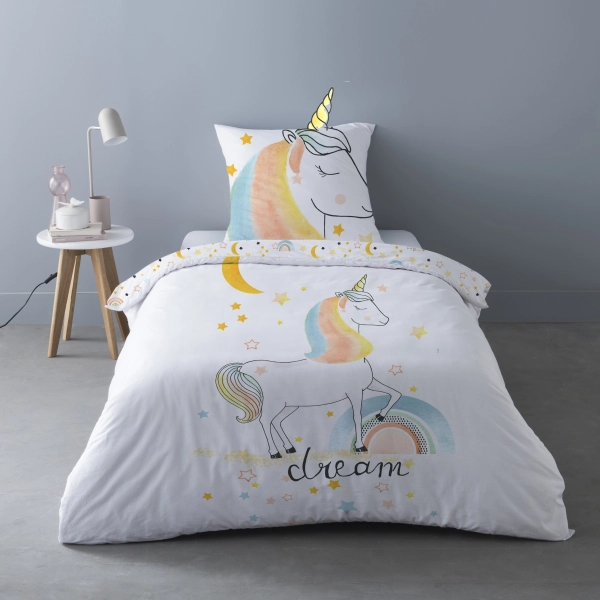 Housse de couette 1 place, magic, fond blanc, motif licorne avec couleurs pastel, hdc 140x200cm sur lit, visuel d'ambiance.
