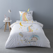 Housse de couette 1 place, magic, fond blanc, motif licorne avec couleurs pastel, hdc 140x200cm sur lit, visuel d'ambiance.