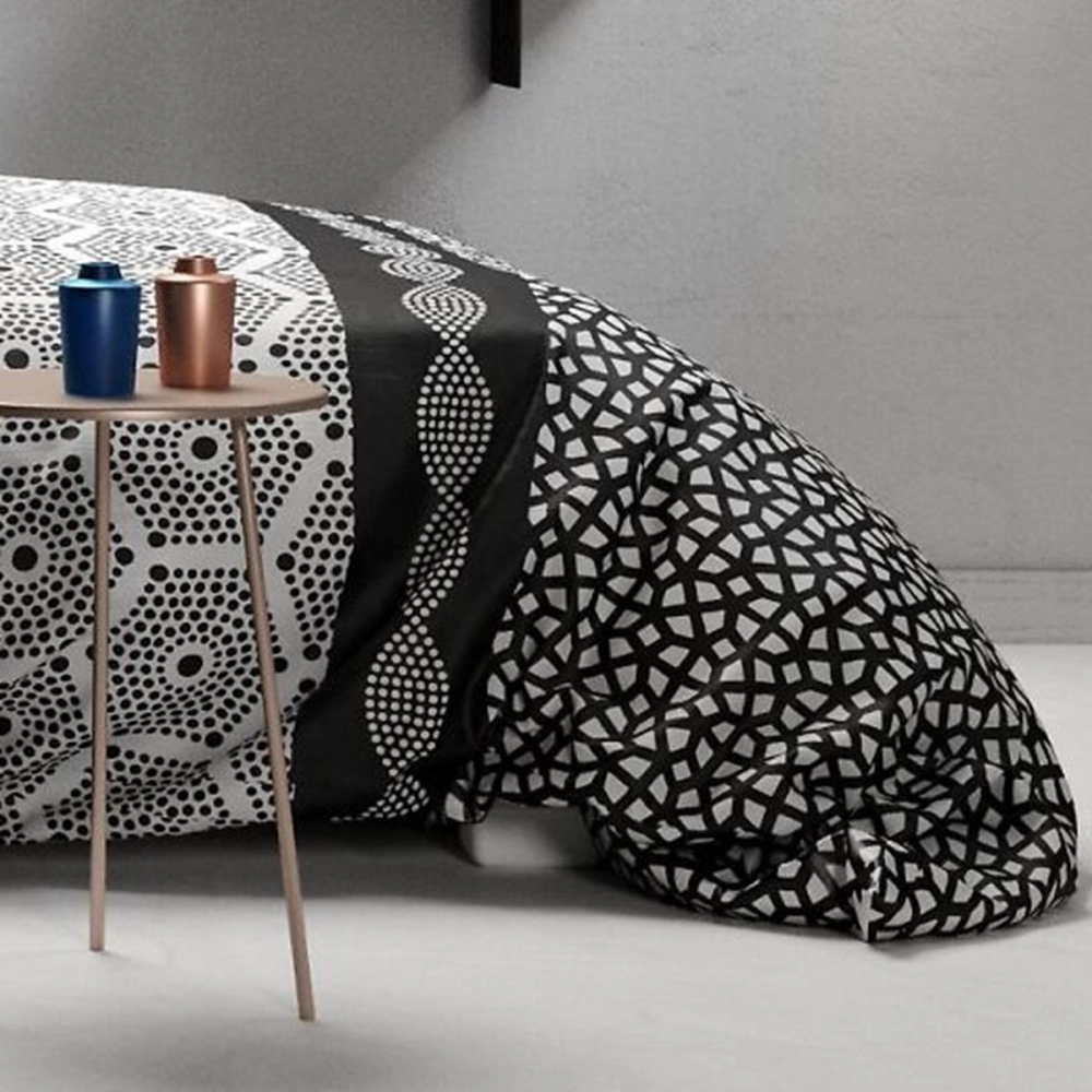 Housse de Couette 220x240 cm PAVAGE + 2 taies 100% coton 57 fils - Parure de lit graphique hexagonal noire et blanche