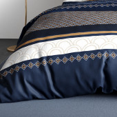 Détails des motifs de la housse de couette Kalypso 260x240 cm motif géométrique bleu marine et ocre
