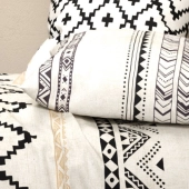 Housse de couette BOHEME avec deux taies d'oreiller pur coton 57 fils/cm² - Style ethnique noir et beige - Finition boutons