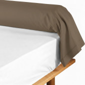 Taie de traversin cannelle grande longueur 230 cm sur un lit King Size, fabrication française