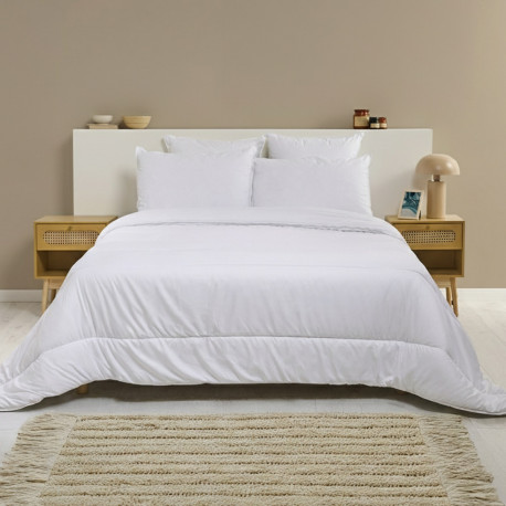 Couette blanche légère été anti-transpiration sur un lit deux personnes