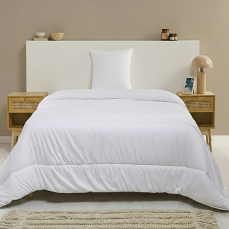 Couette blanche légère été anti-transpiration sur un lit une personne