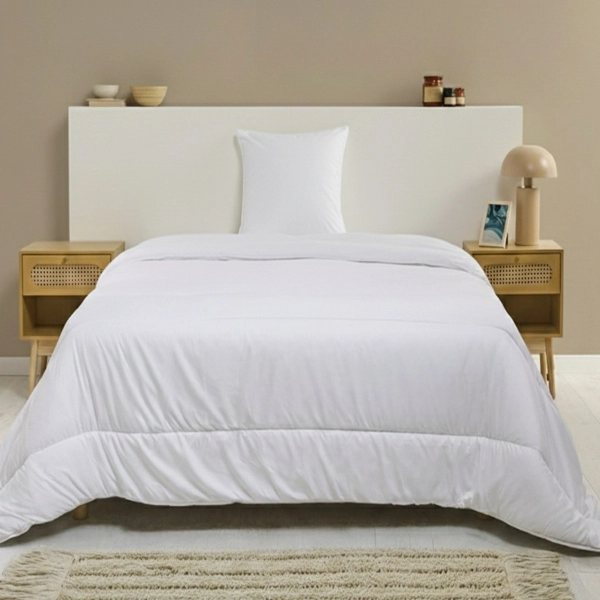 Couette blanche légère été anti-transpiration sur un lit une personne