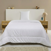 Couette blanche légère été anti-transpiration sur un lit une personne